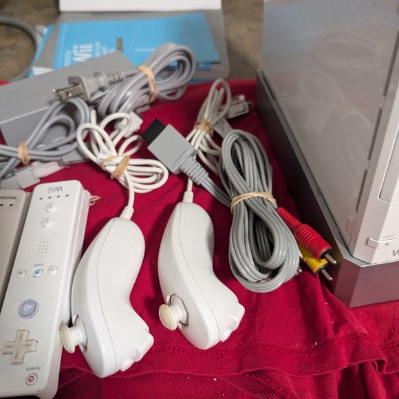 Nintendo Wii White Console Included + 2 Controllers - Picture 7 of 7